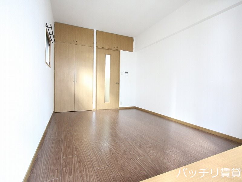 居室・リビング　画像は別号室の為、現状優先になります。