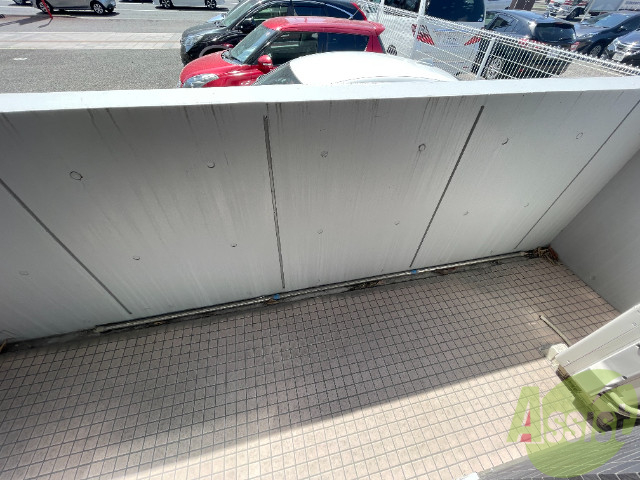 バルコニー　バルコニーは幅があり、広い印象を受けました。