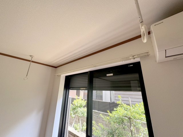 その他設備　★※別号室の写真になります　防犯シャッター　室内物干しフック