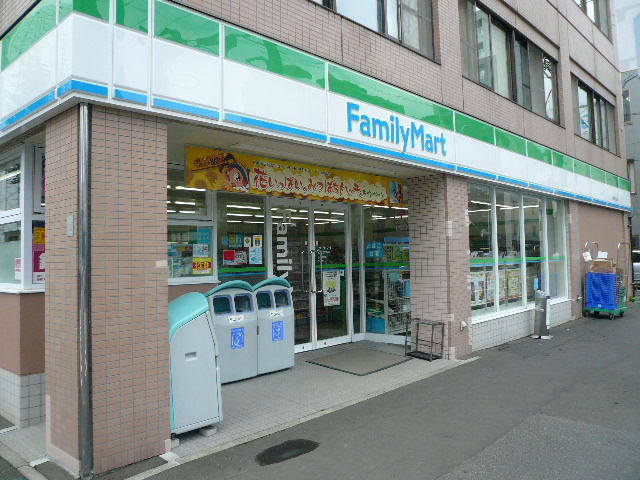 コンビニ　ファミリーマート札幌北6条西7丁目店（コンビニ）まで270m