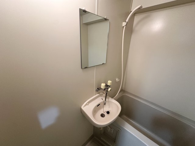 洗面設備　浴室内に洗面台付き！