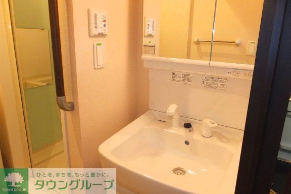 洗面設備　大きな鏡付き独立洗面台