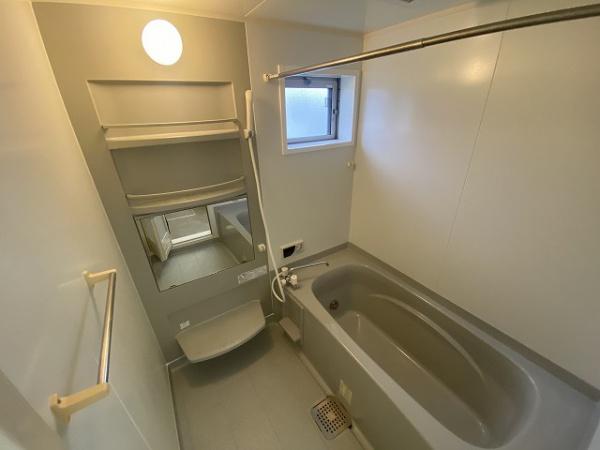 バス・シャワールーム　浴室乾燥機、追焚機能付の広々バスルーム！