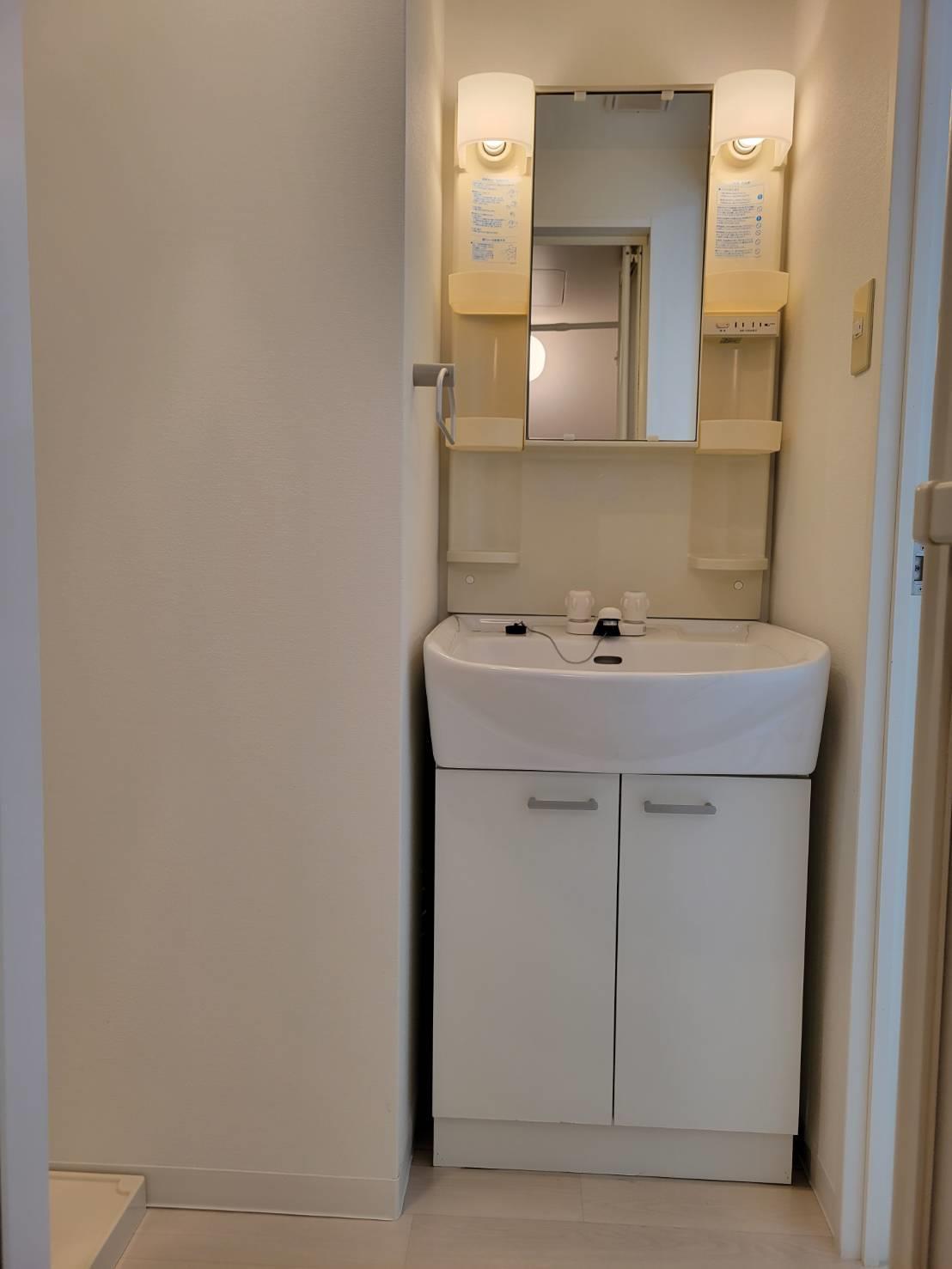 洗面設備　小物トレイのついた洗面化粧台♪