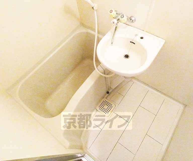 バス・シャワールーム　コンパクトなキッチンです。