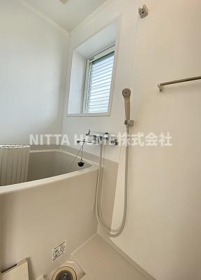 バス・シャワールーム　小窓付きで解放感のあるバスルーム◇