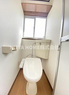トイレ　小窓付きのトイレです＊