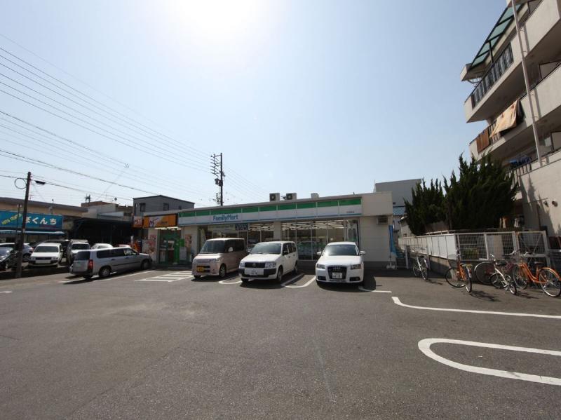 コンビニ　ファミリーマート 江向町三丁目店（コンビニ）まで58m