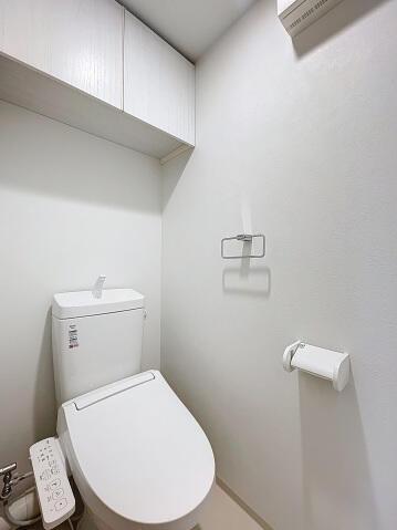 トイレ　収納付きのきれいなトイレです。
