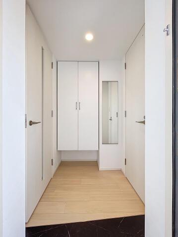 玄関　全身鏡とシューズクローク付きの玄関です。