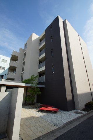 建物外観　京浜東北線「鶴見駅」徒歩13分のマンションです。