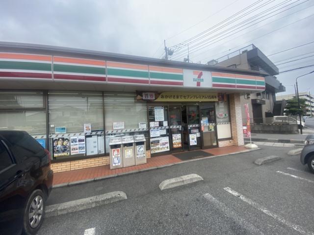 コンビニ　セブン－イレブン草加稲荷２丁目店（コンビニ）まで379m
