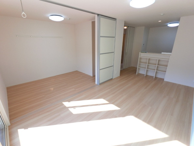 居室・リビング　明るいフローリングフロアです。