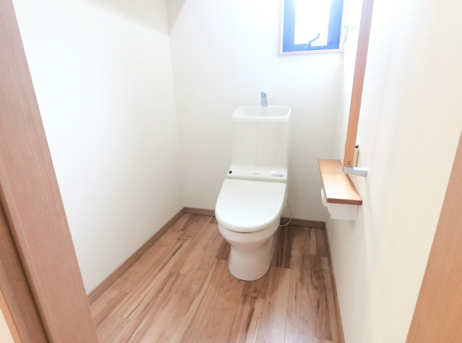 トイレ　落ち着いた色調のトイレです