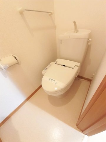 トイレ　落ち着いた色調のトイレです
