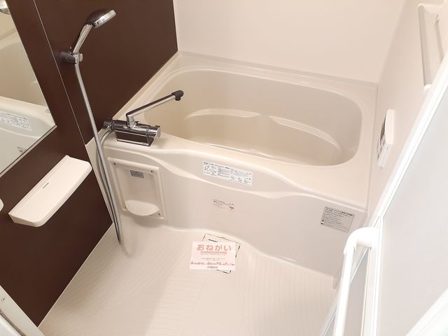 バス・シャワールーム　鏡付きで使いやすいお風呂です♪