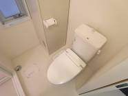 トイレ　落ち着いた色調のトイレです