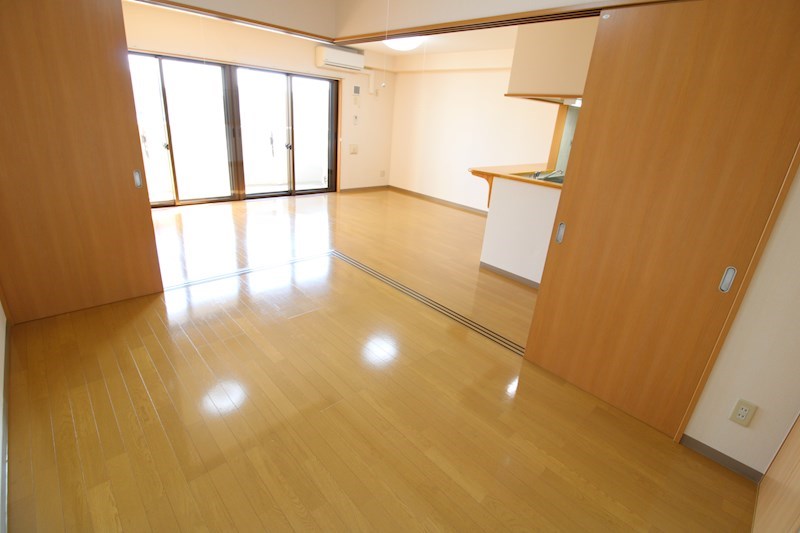 その他部屋・スペース　扉を開ければリビングと同室でお部屋の使用が出来ます