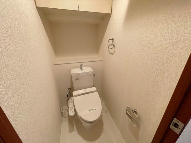 トイレ　温水洗浄便座付きのトイレです♪