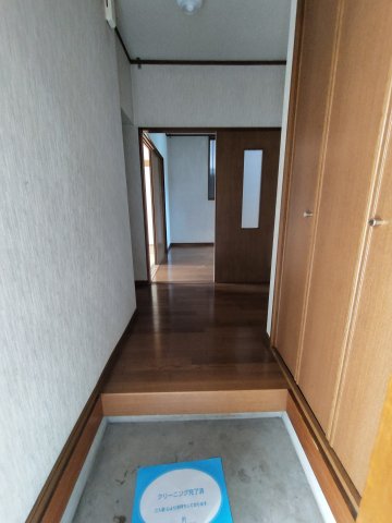 玄関　玄関はいるとゆったりスペースがございますので、圧迫感がござい