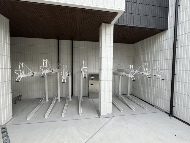 その他設備　屋根付き駐輪場完備！
