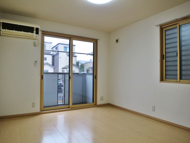 居室・リビング　二面採光のお部屋です♪