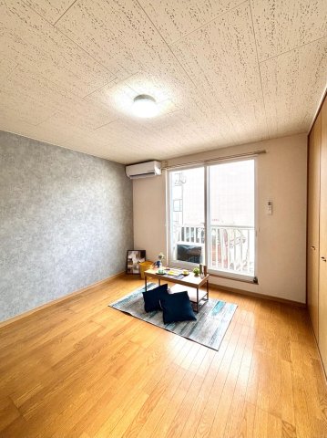 居室・リビング　オシャレなアクセントクロスで快適な空間へ