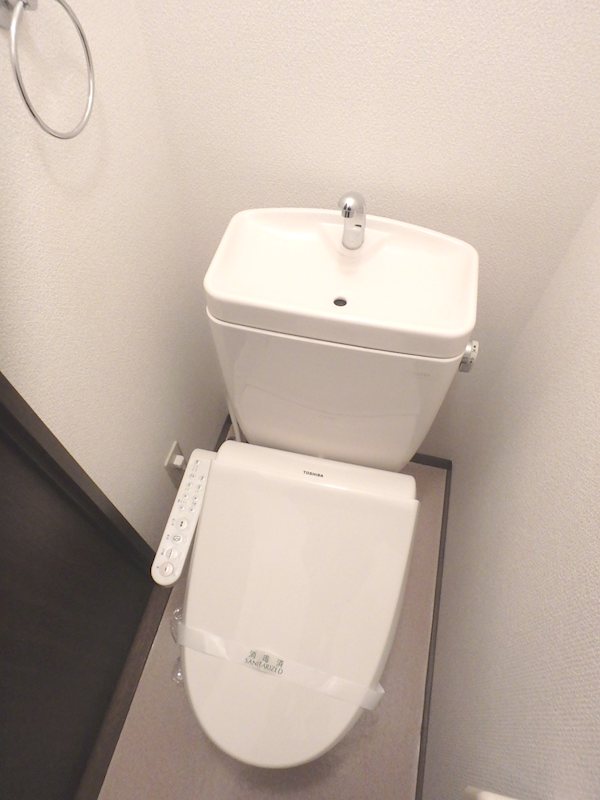 トイレ　ウォシュレット付き