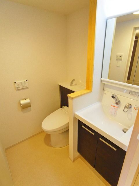 洗面設備　?シャワー付洗面台☆