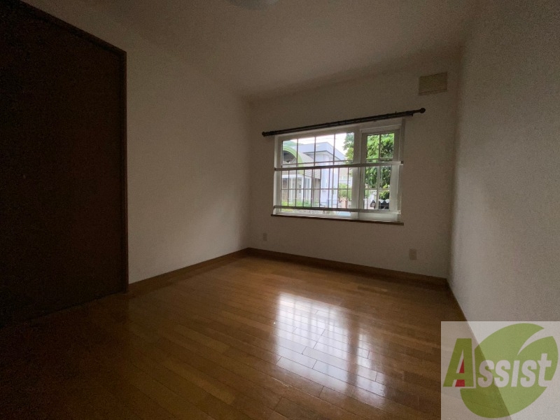 その他部屋・スペース　こちらのお部屋は光が差し込む、温かみのあるお部屋です。
