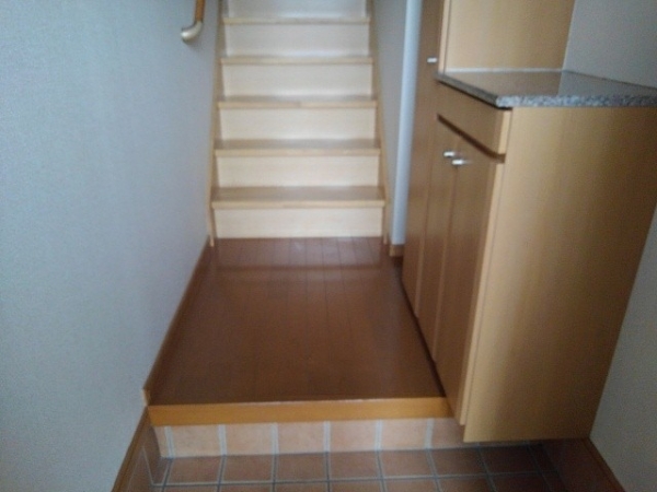玄関　入ってすぐに内階段あります