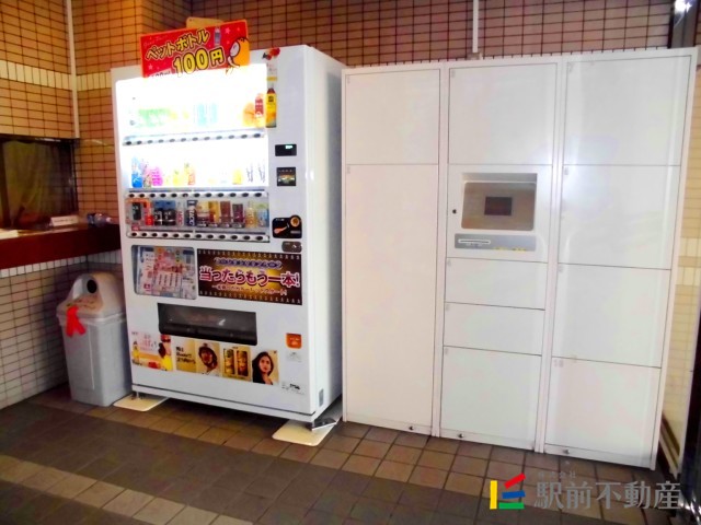 ロビー　宅配ボックスと自販機