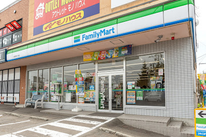 コンビニ　ファミリーマート札幌西岡3条店（コンビニ）まで614m