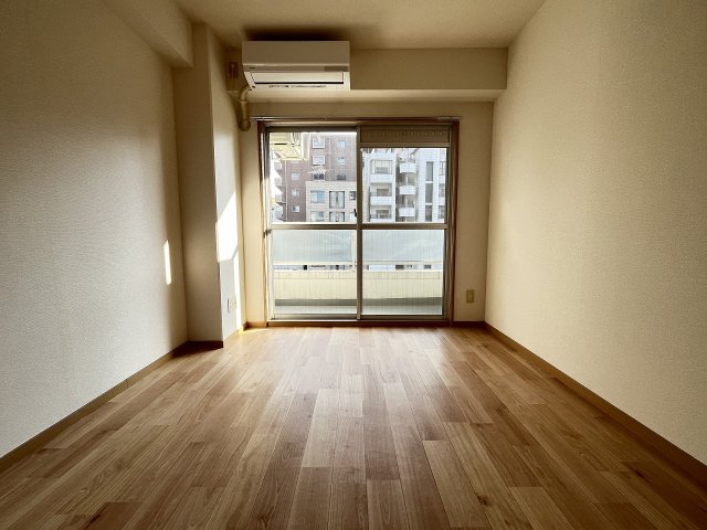 その他部屋・スペース　落ち着いた色調の寝室です