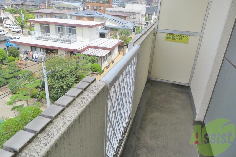 バルコニー　ベランダも小さいながら付いてます。洗濯物も外干しで気持ちいい