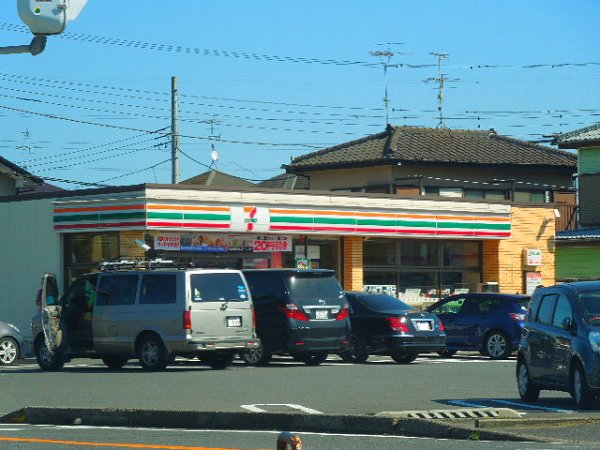 コンビニ　セブンイレブン（コンビニ）まで680m