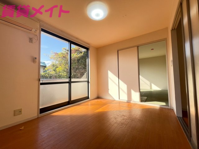 居室・リビング　同物件別部屋の写真です