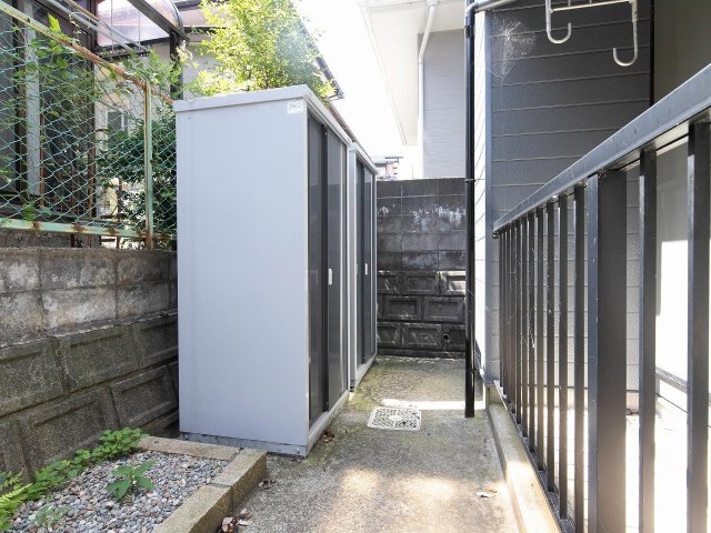 その他設備　物置付き！バルコニーは物干金物と壁と天井に囲われ雨でも快適！