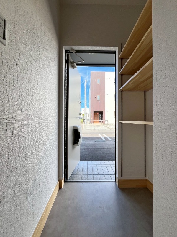 玄関　※別部屋参考写真