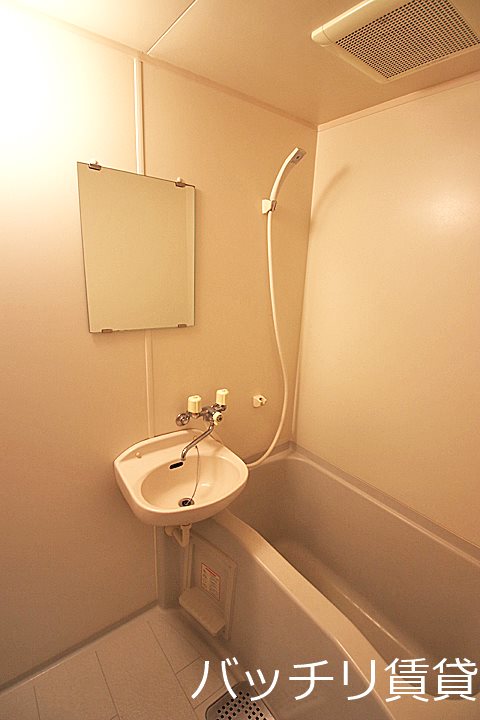 バス・シャワールーム　＊画像は別部屋の為イメージ、現状を優先致します。