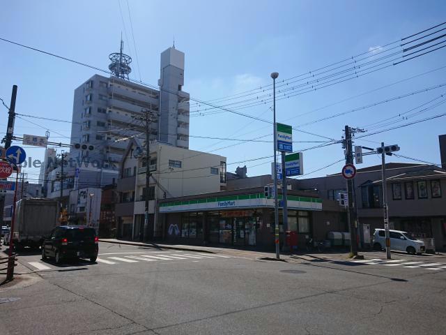 コンビニ　ファミリーマート旭三郷駅前店（コンビニ）まで196m