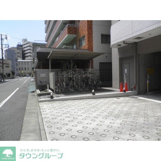 駐車場　駐輪場・駐車場入り口