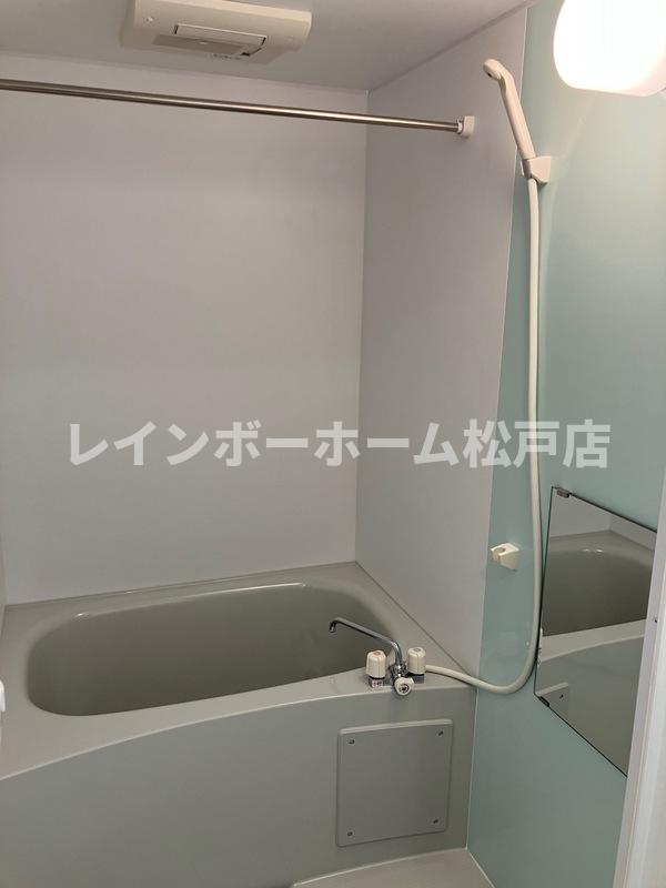 バス・シャワールーム　コンパクトで使いやすいお風呂です
