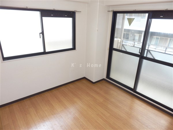 居室・リビング　角部屋で明るい洋室