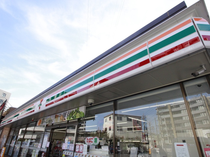 コンビニ　セブンイレブン馬絹東店（コンビニ）まで400m