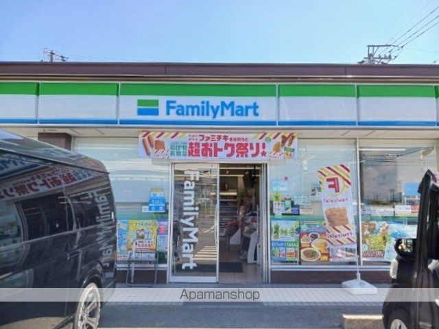 コンビニ　ファミリーマート（コンビニ）まで400m
