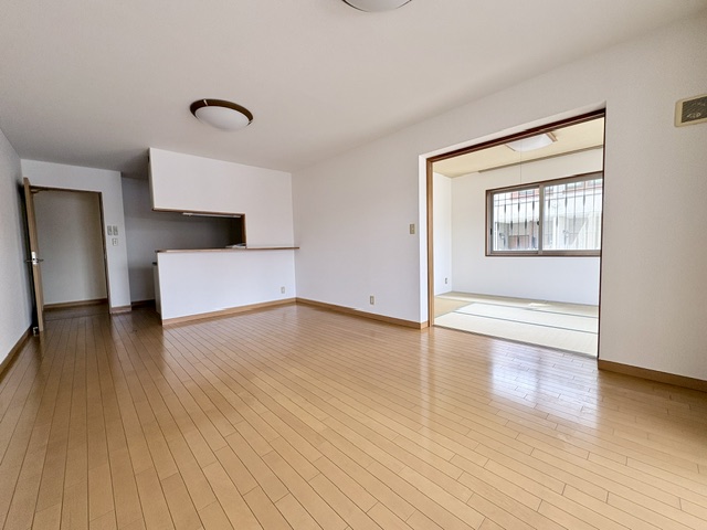 居室・リビング　ＬＤＫと和室。南向きで明るいお部屋