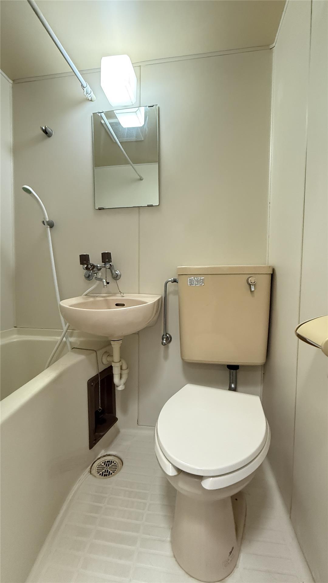 トイレ　落ち着いた色調のトイレです
