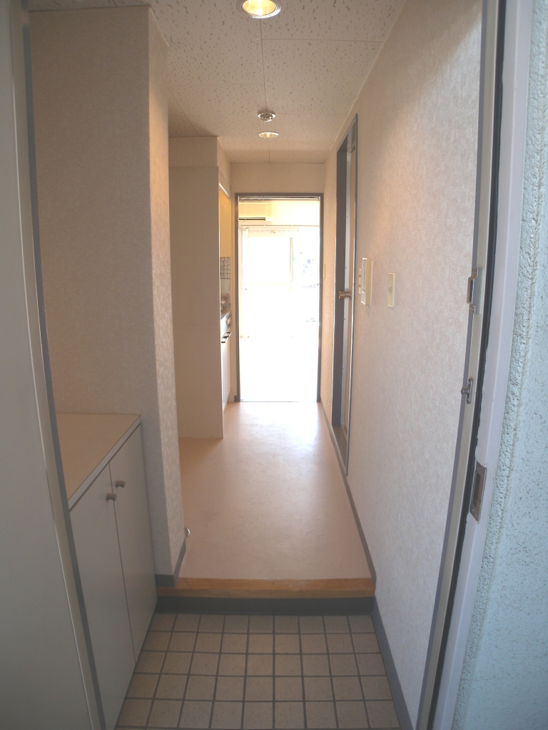 玄関　同タイプ別部屋の写真です。