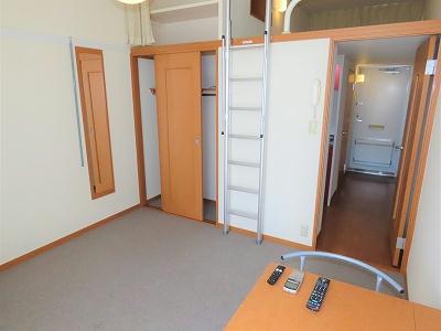 居室・リビング　2階はカーペットのお部屋です